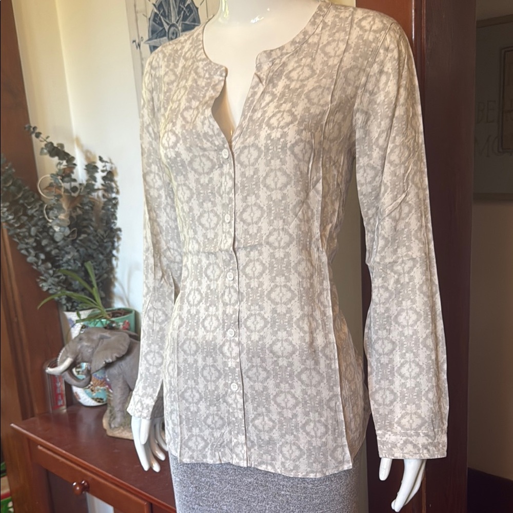 NWt Eddie Bauer size small Women's Cream Button-Up Top